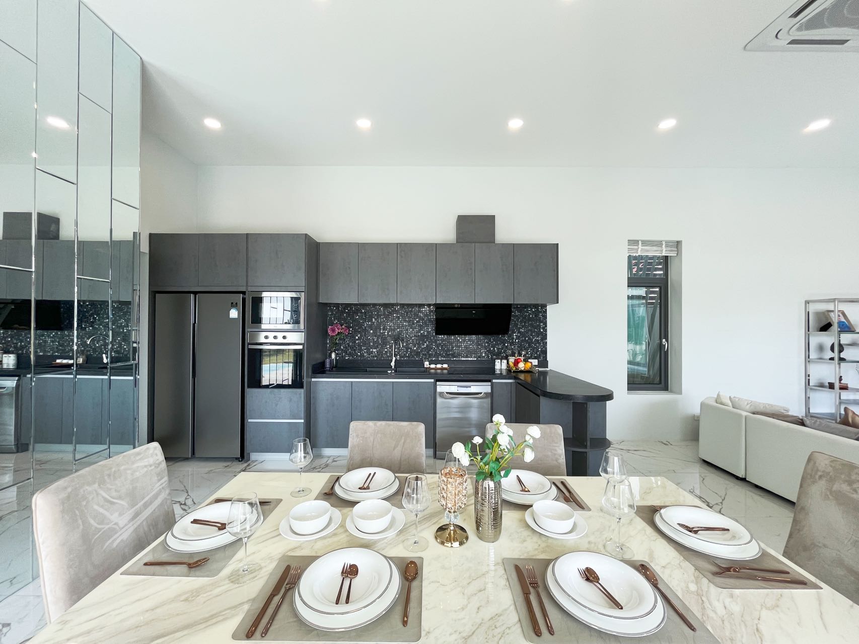 PALM LAKESIDE VILLAS