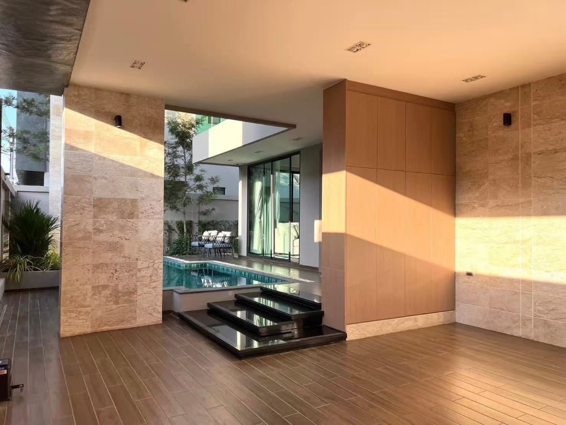 Madcha  Nirvana Pattaya