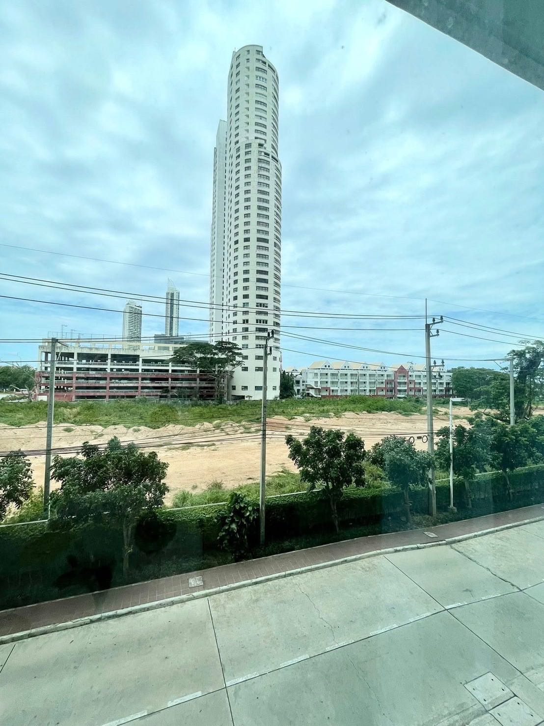 隆披尼海滩 中天