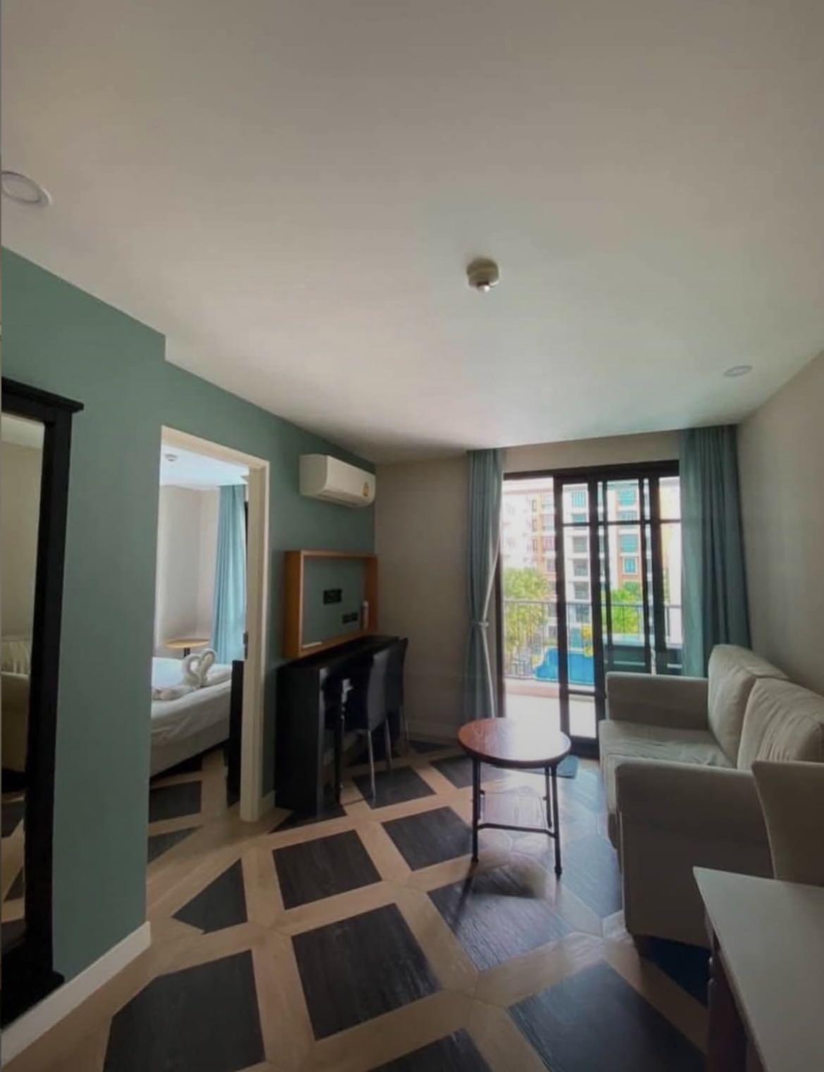 <strong>芭提雅</strong>中天海滩