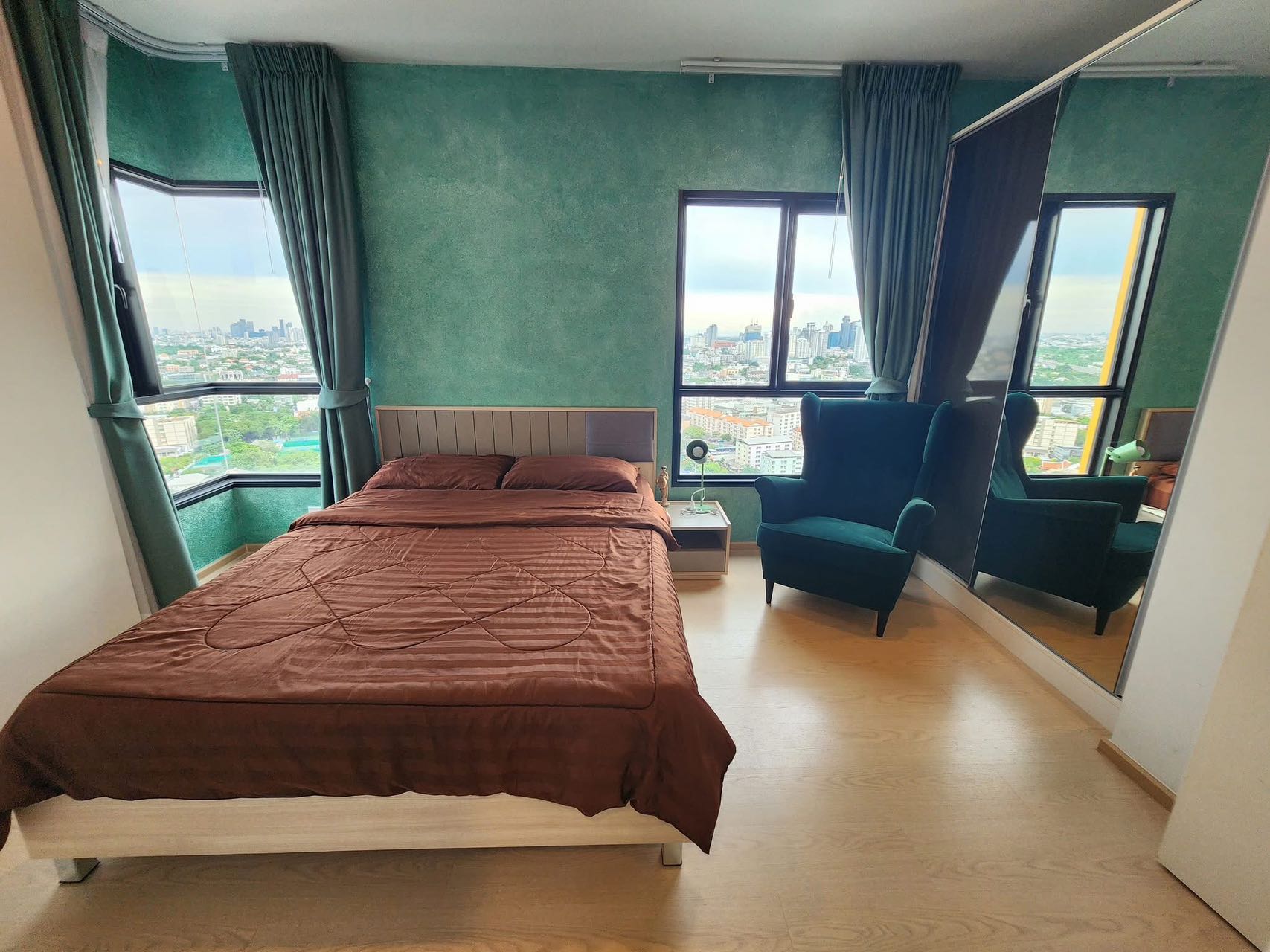 The tree Sukhumvit Ekkamai