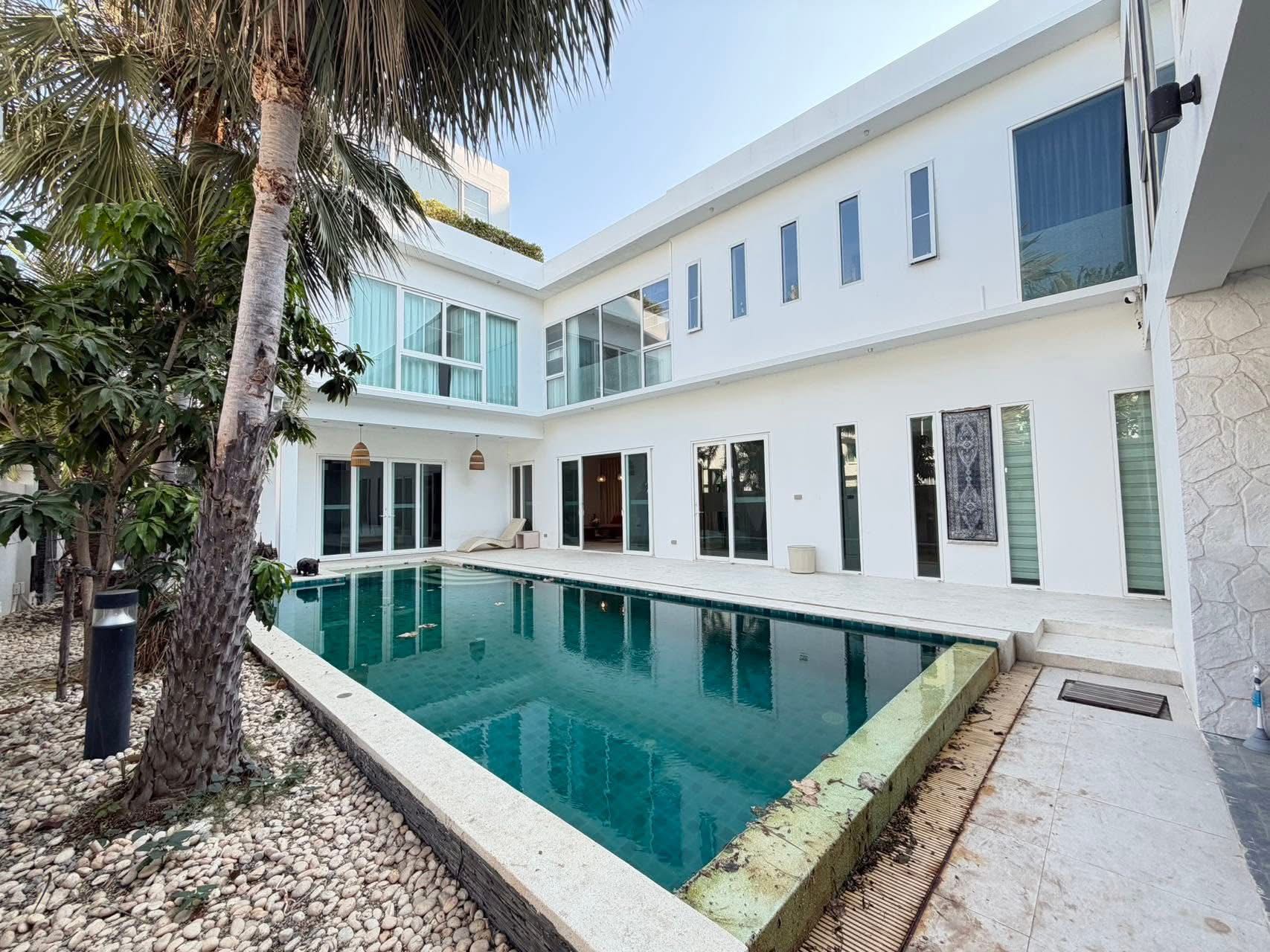 <strong>芭提雅</strong>中天 三层独栋泳池别墅