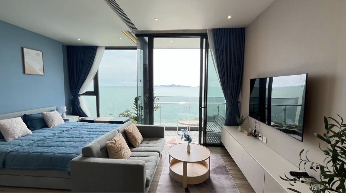 AROM Wongamat Luxury Condo