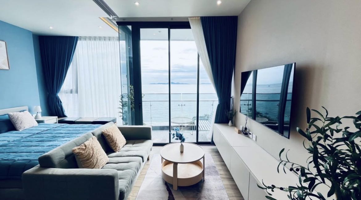 AROM Wongamat Luxury Condo