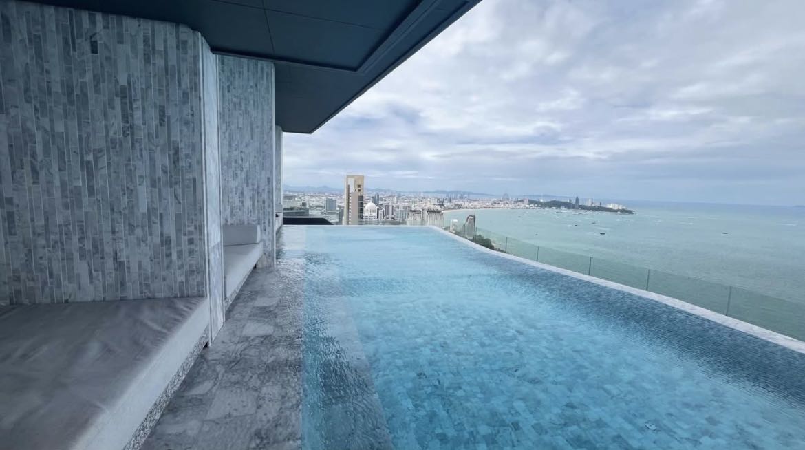 AROM Wongamat Luxury Condo