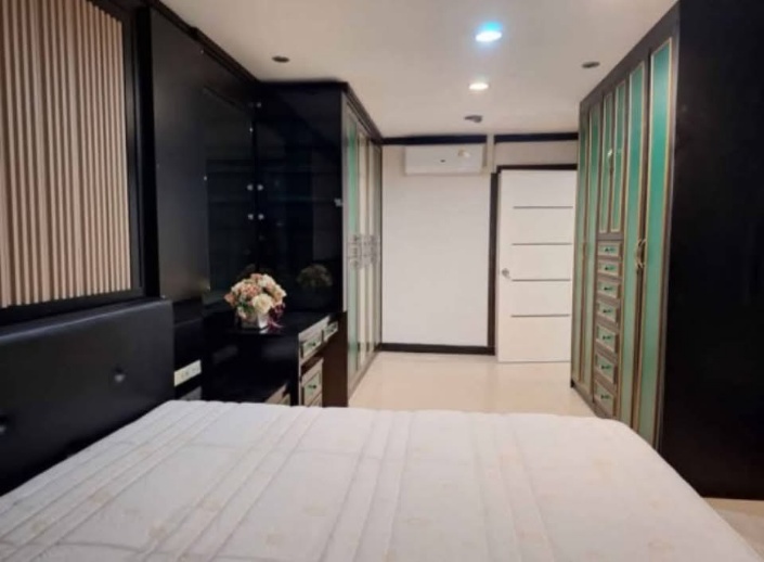Asoke Place Condo 附近:MRT Sukhumvit, BTS A