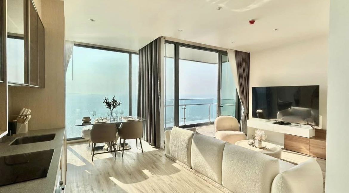  AROM Wong Amat Beachfront Condo