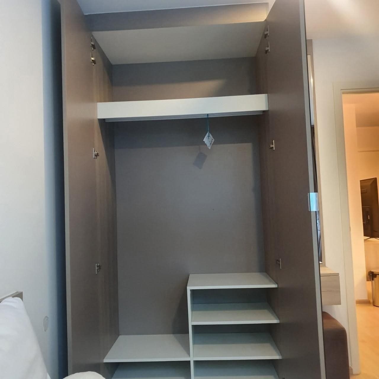 ELIO DEL MOSS PHAHOLYOTHIN