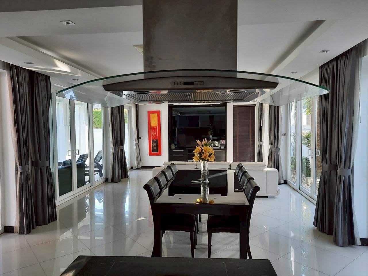 棕榈绿洲乔木提恩豪华泳池别墅出租：现代生活体验