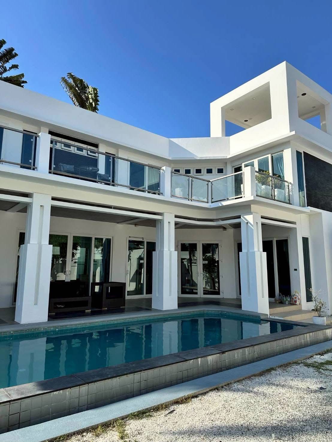 棕榈绿洲乔木提恩豪华泳池别墅出租：现代生活体验