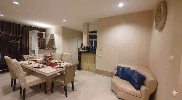 Rasa Spanish Courtyard