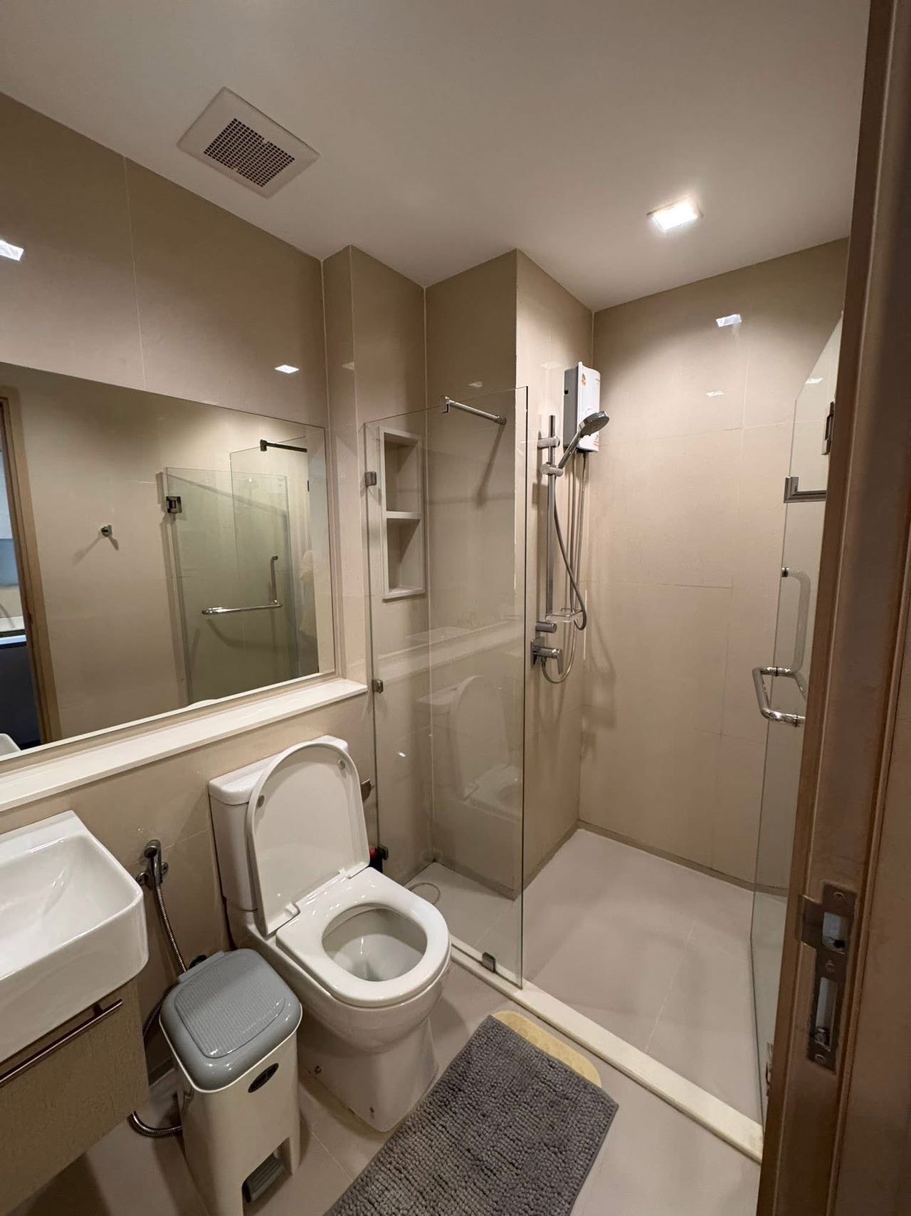 Life Sathon Sierra