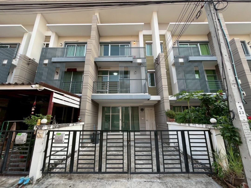 Town Plus Pracha Uthit