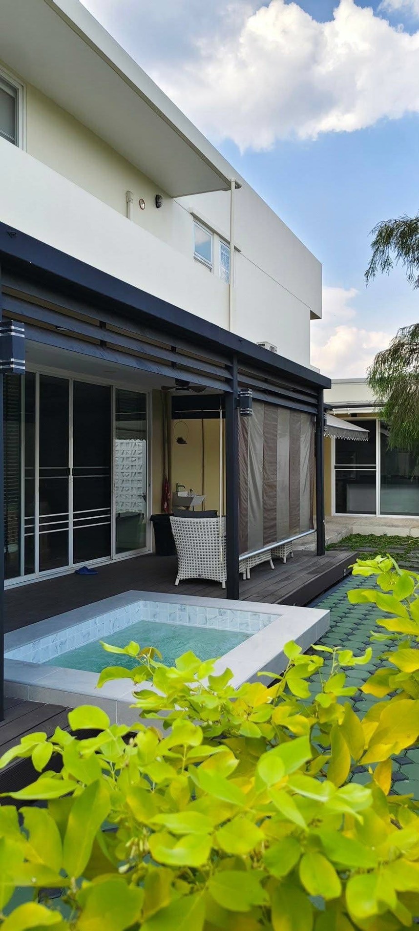 Courtyard Villa Rama 9- Wongwaen